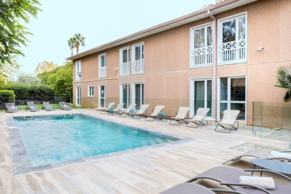 35 - Best Western Plus Hyeres Cote d'Azur piscine jardin patio terrasse solarium
