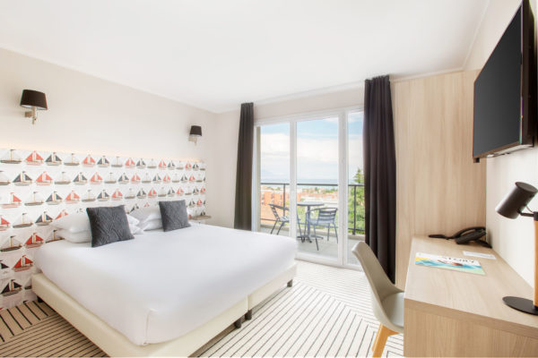 17 - Best Western Antibes Riviera chambre deluxe lit king size vue mer balcon