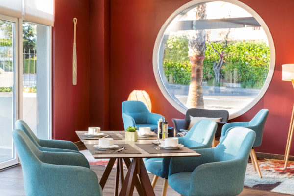 34 - Best Western Plus Antibes Riviera salle petit dejeuner buffet bar lounge salon